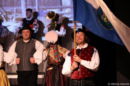 Ples in glasba izpod kamniških planin v izvedbi Folklorne skupine Kamnik in njihovih prijateljev  (92)